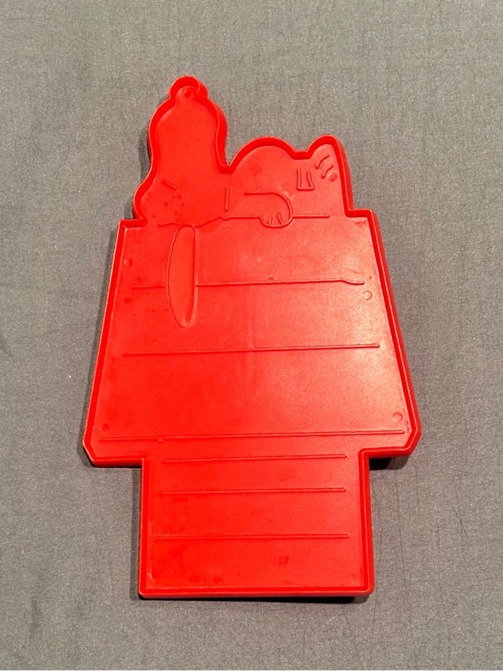 VINTAGE LARGE SNOOPY COOKIE CUTTER RED PLASTIC DOG ON HOUSE PEANUTS 8"